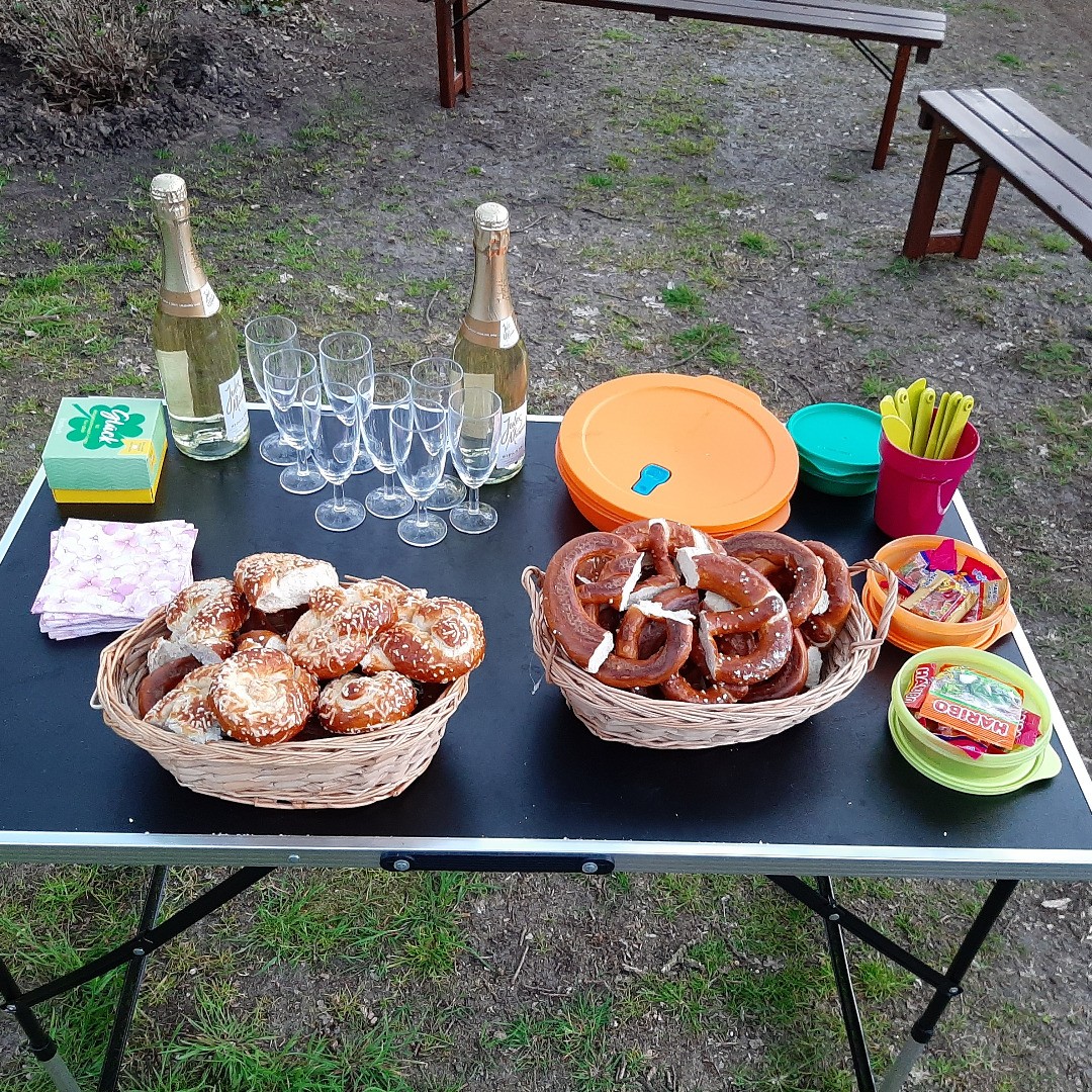 Auf die #Maiwanderer wartet gleich eine Überraschung in der #Loorper #Liebesallee Aber #psst