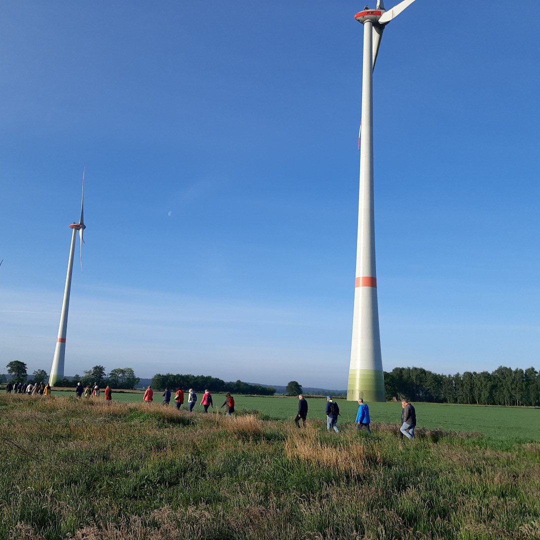 Guten Morgen. Wir sind wieder zu Hause.Heute waren wir mit über 25 Teilnehmenden auf dem Hümmlinger Pilgerweg von #Esterwegen nach #Lorup unterwegs.‍♂️‍♀️Etwa 11 Kilometer Fußweg Start um 6.00 Uhr - Frühstück beim Käpt'n um 9.30 Uhr. Schön wars. Danke an alle, die dabei waren.