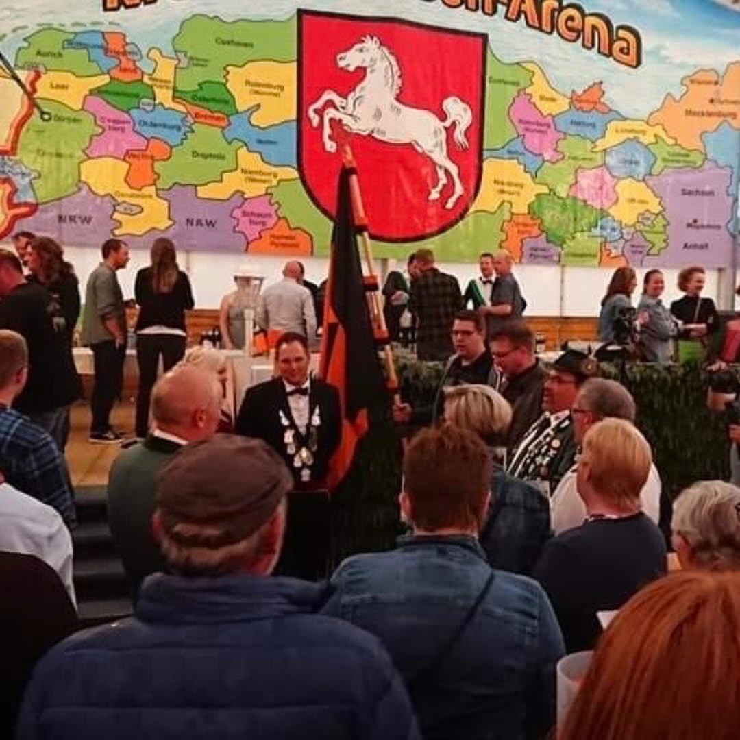 Wir gratulieren Martin und Christina.  Unser neues 🤴 auf dem #Loorper #Schützenfest 2022 Lasst euch feiern