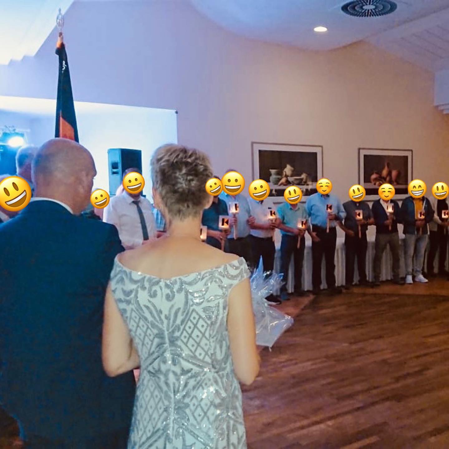 🏼 „Wir sind Kolpingfreunde …“Fackelzug zur Silberhochzeit von Thea und Ansgar BorgmannDas Singen klappt auch nach zwei Jahren ganz gut